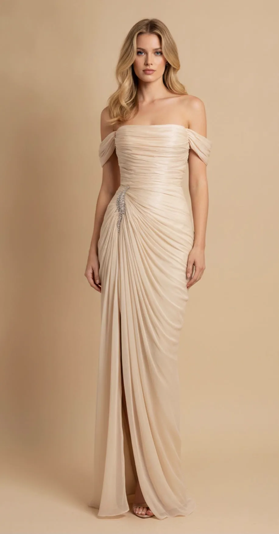 Abendkleid in Champagner mit Off-Shoulder-Drapierung