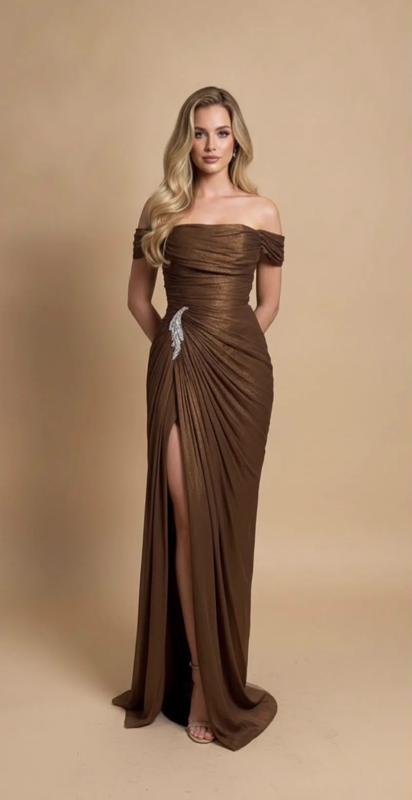 Abendkleid in Bronze-Braun mit Seitenschlitz